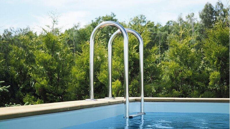 Piscina din lemn 6,57×4,07 si inaltimea1,20 m.
